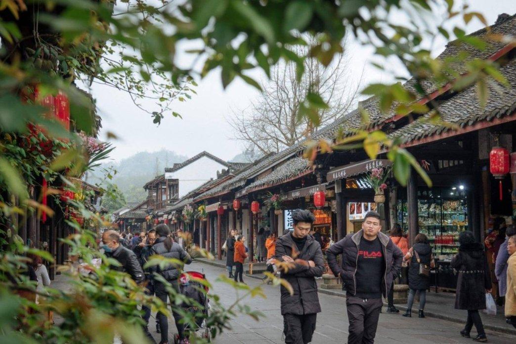 淮海战役前，邱清泉救过黄百韬兵团立下大功，为何气得要解甲归田